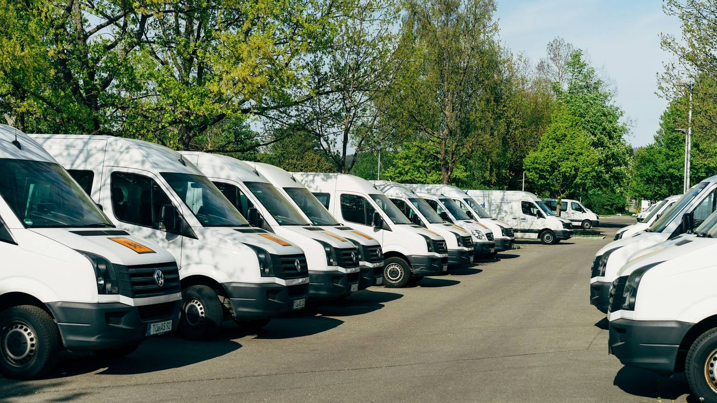 Flotte de fourgons utilitaires d'entreprise stationnés en rangée