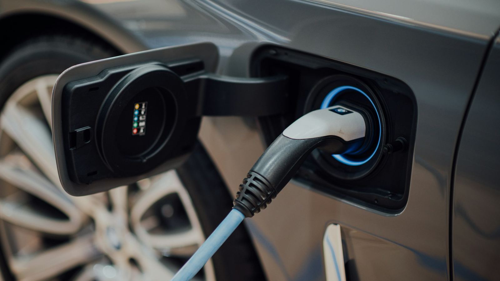 Voiture électrique en charge, câble branché sur la prise