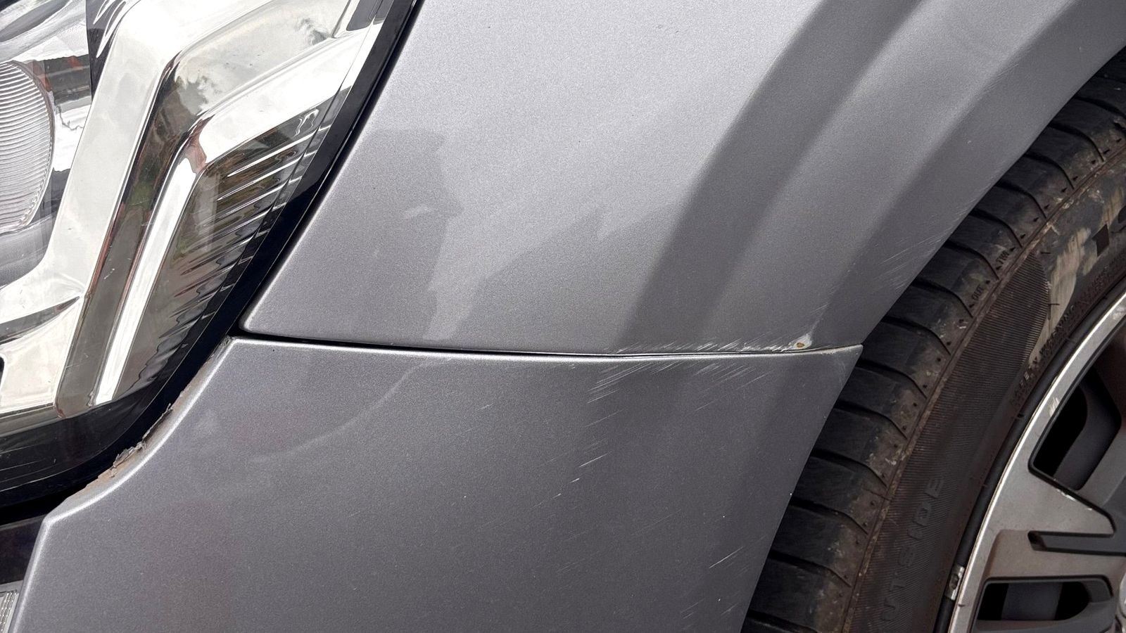 Rayures sur le pare-chocs avant et l'aile d'une Peugeot 208 en fin de contrat